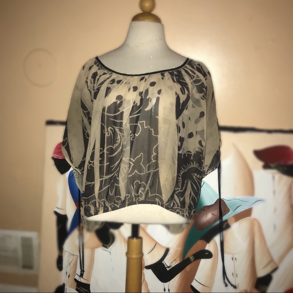 Beautiful Black and Tan printed blouse 🖤